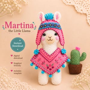 Puede incluir: Un peluche de llama de fieltro con un poncho rosa con pompones azules y un gorro a juego con motivos. El texto dice: Martina the Little Llama, Instant Download, digital download, begginer friendly, includes template. Un pequeño cactus de fieltro.