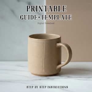 Pode incluir: Uma caneca de cerâmica bege com uma alça arredondada. A caneca tem uma textura salpicada e está colocada sobre um fundo neutro. O texto na imagem diz "PRINTABLE GUIDE+TEMPLATE" e "STEP BY STEP INSTRUCTIONS".