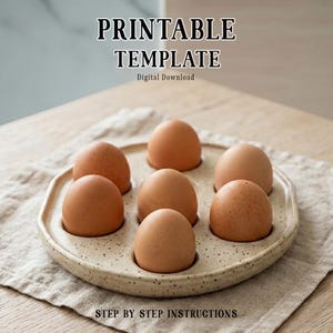 Puede incluir: Un soporte de cerámica para huevos con siete huevos marrones, colocado sobre una servilleta de lino beige. El soporte está moteado con un esmalte marrón claro. El texto "PRINTABLE TEMPLATE" y "Digital Download" están en la parte superior, con "STEP BY STEP INSTRUCTIONS" en la parte inferior.