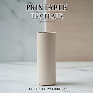 Op de afbeelding: Een beige cilindervormige vaas met een afgeronde basis. De woorden "PRINTABLE TEMPLATE" en "STEP BY STEP INSTRUCTIONS" zijn boven en onder de vaas gedrukt. De woorden "Digital Download" zijn onder "PRINTABLE TEMPLATE" gedrukt.