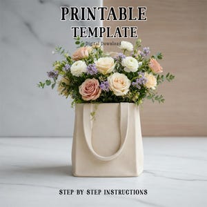 Puede incluir: Un ramo de rosas y otras flores en un jarrón con forma de bolso de mano de color crema. Las flores son en tonos de rosa, blanco y lavanda. El texto en la parte superior dice "PRINTABLE TEMPLATE" y "Digital Download". El texto inferior dice "STEP BY STEP INSTRUCTIONS".