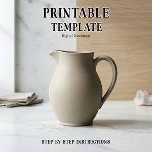 Könnte beinhalten: Eine beige Keramikkrug mit gebogenem Griff und Ausguss. Die Worte "PRINTABLE TEMPLATE" und "Digital Download" sind oben aufgedruckt. Die Worte "STEP BY STEP INSTRUCTIONS" sind unten aufgedruckt.