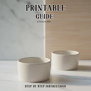 Pode incluir: Duas tigelas de cerâmica branco-sujo com formato cilíndrico são exibidas. As tigelas estão sobre uma superfície branca com o texto "PRINTABLE GUIDE & Pattern PDF" e "STEP BY STEP INSTRUCTIONS".