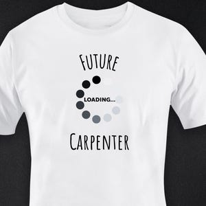 Könnte beinhalten: Weißes T-Shirt mit dem schwarzen Text "FUTURE CARPENTER" und einem Ladekreis-Grafik. Das T-Shirt hat kurze Ärmel und besteht aus einem weichen Material. Das Design ist mittig auf der Vorderseite.