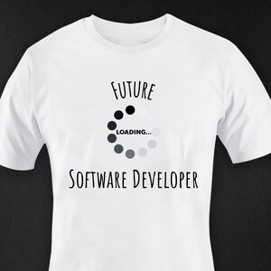 Könnte beinhalten: Weißes T-Shirt mit dem schwarzen Text "FUTURE SOFTWARE DEVELOPER". Das Design beinhaltet eine Ladekreis-Grafik. Das Shirt besteht aus einem weichen Material und hat kurze Ärmel.