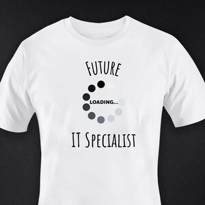 Könnte beinhalten: Weißes T-Shirt mit dem Text "FUTURE" über einer Ladekreis-Grafik und dem Text "LOADING..." in der Mitte. Unter der Grafik steht der Text "IT SPECIALIST". Das Shirt hat kurze Ärmel und einen Rundhalsausschnitt.
