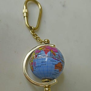 Mini llavero de globo terráqueo con clip dorado – Llavero vintage con mapa del mundo – Regalo para amantes de los viajes