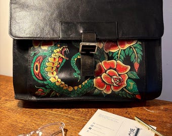 Valigetta vintage in pelle di ‘Hidesign’ con disegno di tatuaggio realizzato a mano.