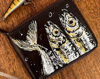Cartera de cuero vintage con diseño de peces dibujados a mano.