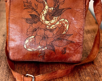 Bolso bandolera de piel vintage con diseño de tatuaje dibujado a mano.