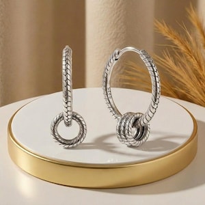 Örhängen i sterlingsilver med vridna rep och sammankopplade cirkelformade hängen