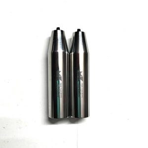 Peut inclure: Deux outils en acier inoxydable de forme conique avec des pointes noires. Chaque outil porte un logo et le texte "FSW Tool (4mm)". Les outils sont cylindriques et ont une surface polie et réfléchissante.