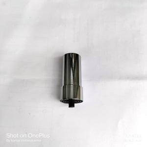 Pode incluir: Um arejador de torneira cromado. O arejador tem um corpo cilíndrico com uma base mais larga e uma extremidade roscada. A superfície reflete a luz, criando uma aparência brilhante. O produto é projetado para controle de fluxo de água.
