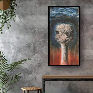 Peut inclure: Une impression d'art mural verticale encadrée représentant le portrait détaillé de la tête et du cou d'une autruche. L'autruche se détache sur un fond bleu foncé nuageux en haut, passant à une base texturée rouge et orange vive.