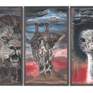 Peut inclure: Un triptyque composé de trois peintures encadrées représentant des portraits d'animaux. Le panneau de gauche montre un lion la gueule ouverte, le panneau central représente une tête de girafe et le panneau de droite affiche une tête d'autruche.