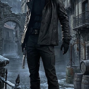 Może przedstawiać: Osoba w czarnej skórzanej kurtce, czarnych spodniach i rękawicach, trzymająca srebrny pistolet. Osoba stoi na brukowanej ulicy w średniowiecznym miasteczku. Kurtka ma futrzany kołnierz.