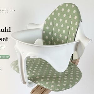 Könnte beinhalten: Ein weißer Hochstuhl mit einem grün-weiß gepunkteten Kissenset. Der Stuhl hat ein einzigartiges Design und ist mit "Nomi High Chair Cushion Set" beschriftet. Das Bild enthält auch Text, der darauf hinweist, dass es sich um ein Schnittmuster für Anfänger handelt.