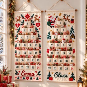 Può includere: Due calendari dell'avvento in tessuto color crema appesi verticalmente. Ognuno presenta ventiquattro tasche numerate riempite di piccoli regali, decorate con renne, Babbo Natale, alberi e cuori ricamati. I nomi Emma e Oliver sono cuciti in basso.