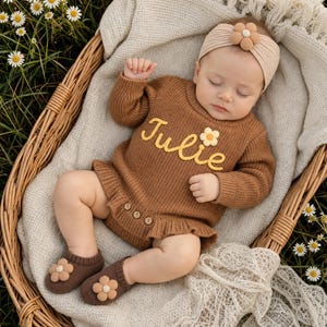Personligt babyset med sparkdräkt, handbroderad stickad namnoutfit, neutral höstoutfit för nyfödd, coming home-outfit, babyshowerpresent