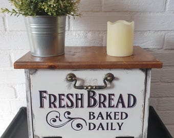 Mobiletto per il pane bianco vintage - Un elemento d'arredo che cattura l'attenzione in cucina, perfetto per uno stile rustico.
