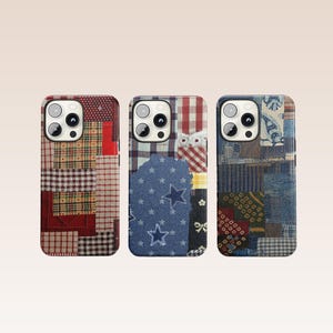 Puede incluir: Tres fundas para teléfono con diseños de patchwork. Las fundas presentan una variedad de telas en tonos rojos, azules y neutros. Cada funda tiene un patrón diferente, incluyendo cuadros, estrellas y motivos florales. Las fundas están diseñadas para un smartphone.