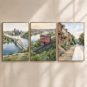 Peut inclure: Un triptyque d'aquarelles représentant une ligne d'horizon urbaine avec un pont jaune au-dessus d'une rivière, un funiculaire rouge sur des rails surplombant une vallée, et une rangée de maisons en briques bordant un trottoir dans une rue.
