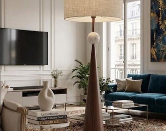 Lampada da terra moderna con cono in noce, paralume in lino in stile scandinavo.