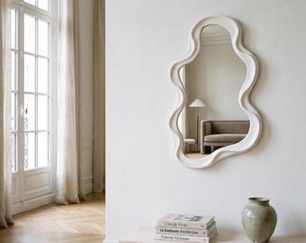 Specchio ondulato organico, specchio da trucco scultoreo asimmetrico, arredamento moderno e neutro