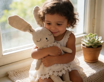Coelho de pelúcia feito à mão em linho, coelho macio de pelúcia com vestido de renda, presente para bebê e decoração de quarto infantil.