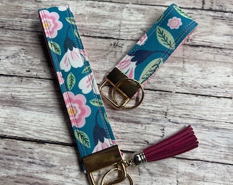 Keychain wristlet 2 piece set. Floral print faux leather key fob with tassel.