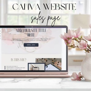 Pode incluir: Um laptop dourado rosa exibindo uma p&aacute;gina de vendas de site com o texto "CANVA WEBSITE sales page". O mockup do site inclui o texto "ADD YOUR SITE TITLE HERE" e "ENROLL NOW". Um vaso branco com flores rosa est&aacute; &agrave; direita.