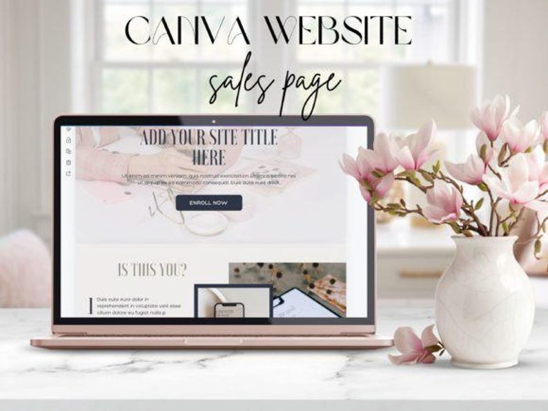Pode incluir: Um laptop dourado rosa exibindo uma p&aacute;gina de vendas de site com o texto "CANVA WEBSITE sales page". O mockup do site inclui o texto "ADD YOUR SITE TITLE HERE" e "ENROLL NOW". Um vaso branco com flores rosa est&aacute; &agrave; direita.