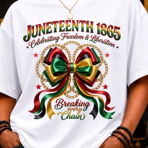 Peut inclure: T-shirt blanc avec un motif Juneteenth. Le t-shirt présente le texte "JUNETEENTH 1865 Celebrating Freedom & Liberation" et un nœud avec des rubans rouges, verts et dorés. La phrase "Breaking every chain" est également incluse.