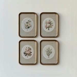 Set di 4 stampe floreali ricamate: arte tessile botanica, decorazioni floreali per la cameretta (download digitale)