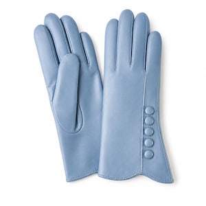 Könnte beinhalten: Ein Paar hellblaue Handschuhe mit glatter Oberfläche und gewelltem Handgelenksrand. Der rechte Handschuh zeigt eine vertikale Reihe von fünf passenden runden Knöpfen an der Außenseite, während der linke Handschuh die Handflächenseite zeigt.