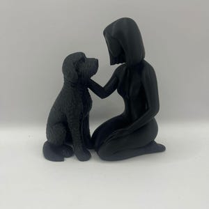 Frau mit Labradoodle-Statue – Moderne Hundeskulptur – Matte Wohndekoration – Labradoodle-Figur – Geschenk für Hundeliebhaber – Schwarz, Weiß, Braun
