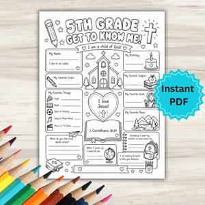 Op de afbeelding: Een zwart-wit printbaar 5th Grade Get To Know Me werkblad met religieuze thema's, waaronder een kerk, een hart met de tekst I love Jesus en een bijbelvers. De pagina bevat secties voor persoonlijke gegevens, favorieten en doelen.
