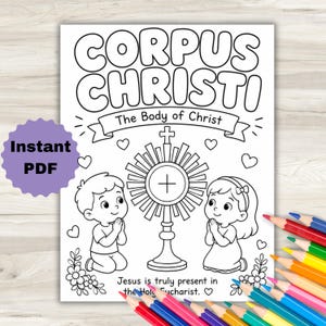 Puede incluir: Una página para colorear en blanco y negro con el texto CORPUS CHRISTI y The Body of Christ. La ilustración muestra una custodia en el centro con un niño arrodillado a cada lado en oración, rodeado de corazones y flores.