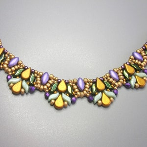 Pode incluir: Um colar de contas douradas, roxas e verdes com um design de lágrima. O colar é feito com contas pequenas e redondas e contas maiores em forma de lágrima.