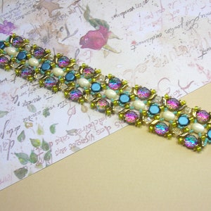 Puede incluir: Un brazalete de cuentas multicadena con cuentas iridiscentes de color rosa, azul y verde, cuentas doradas y perlas blancas. El brazalete tiene un cierre magnético.