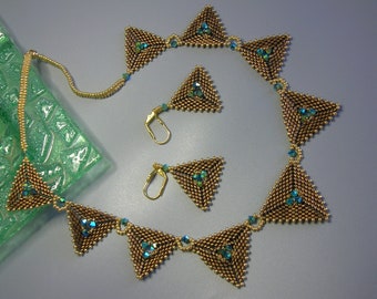 Tutorial - Trendy triangles - Delica and Swarovski beading tutorial
