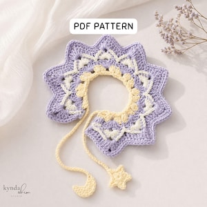 Pode incluir: Uma gola de croch&ecirc; em forma de estrela, em tons de lavanda, creme e amarelo. A gola apresenta um pingente de estrela e lua. O texto "PDF PATTERN" &eacute; exibido. A gola feita &agrave; m&atilde;o tem um design delicado.