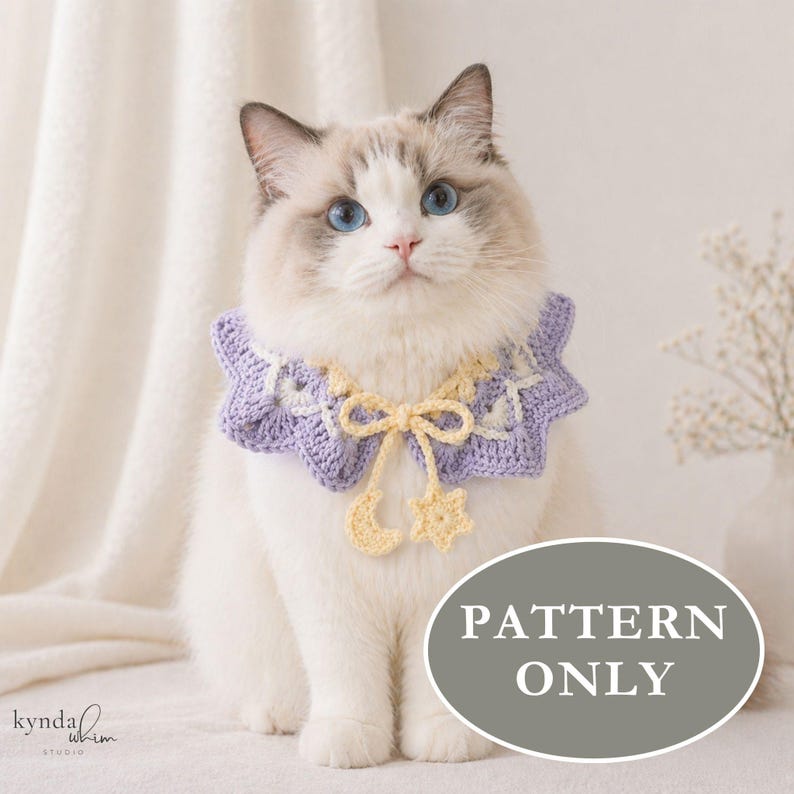 Pode incluir: Um gato branco com olhos azuis usando uma coleira de croch&ecirc; lavanda com la&ccedil;os amarelos, lua e estrelas. A imagem inclui o texto "PATTERN ONLY" em um oval cinza.
