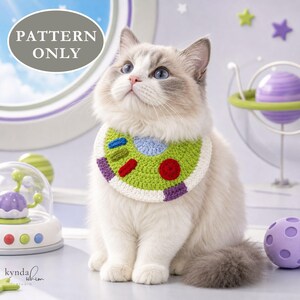 Peut inclure: Un bavoir pour animal en crochet avec une base vert citron et une bordure blanche, orné d'un cercle bleu clair, d'un cercle rouge, d'un rectangle violet et d'un rectangle vert. Le texte PATTERN ONLY apparaît dans un ovale gris en haut.