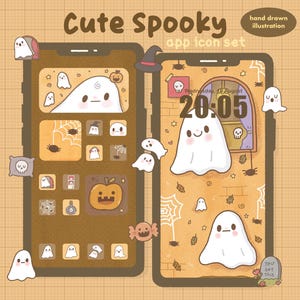 Op de afbeelding: Twee smartphones met een Cute Spooky app-icoonset en handgetekende illustraties. De schermen tonen spoken, pompoenen, spinnen, webben en schedels in een warm oranje en bruin kleurenpalet. Op één scherm staat de tijd 20:05 weergegeven.