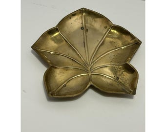 Plato decorativo de latón vintage con forma de hoja, hecho en India, pesado.