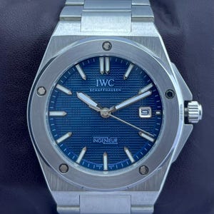 Relógio de pulso masculino vintage IWC Schaffhausen INGENIEUR com movimento automático, mostrador azul, data, caixa e pulseira em aço inoxidável. Em perfeito funcionamento.