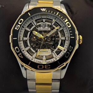 Relógio de pulso masculino vintage TAG HEUER Kenneth Cole automático com mostrador branco e bisel giratório.
