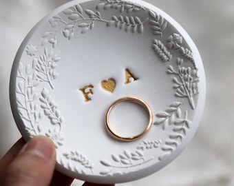 Personalized Ring Dish with Initials | Custom Botanical Jewelry Dish | Engagement Gift for Couple | Mother's Day Gift | Wedding Ring Holder