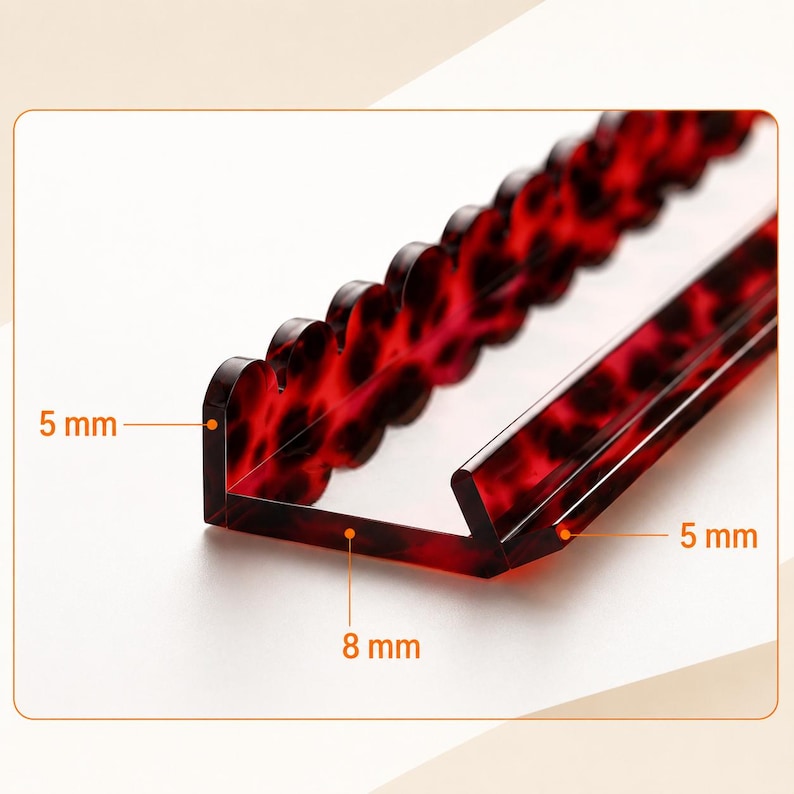 Puede incluir: Primer plano de una pinza para el pelo con estampado de carey. La pinza es de color rojo oscuro y marr&oacute;n, con un borde festoneado. La pinza mide 5 mm de ancho y 8 mm de profundidad.
